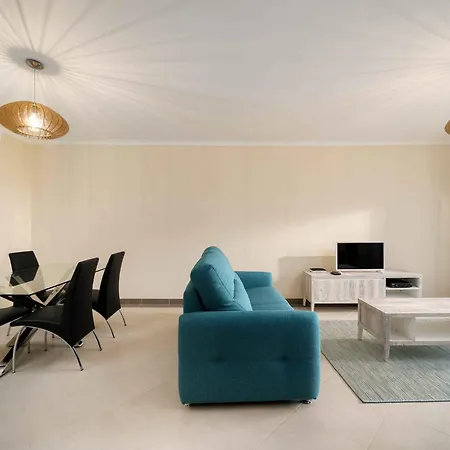 Cosy Two Bedroom *
